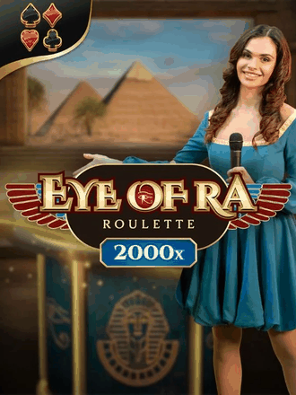 Une croupière en robe bleue présente Eye of Ra Roulette devant les pyramides